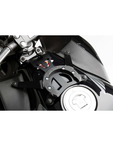 Kit adaptable pour fixation de...